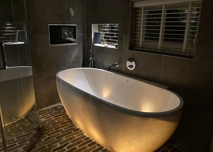 בית נופש Voorsterstaete Former Barn, Including Jacuzzi