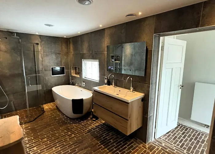 Voorsterstaete Former Barn, Including Jacuzzi *